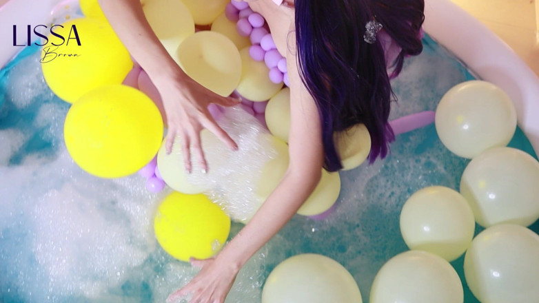 Lissa Brown: Kolam renang kembung dengan banyak gelembung dan Burlesque Pop Ballo