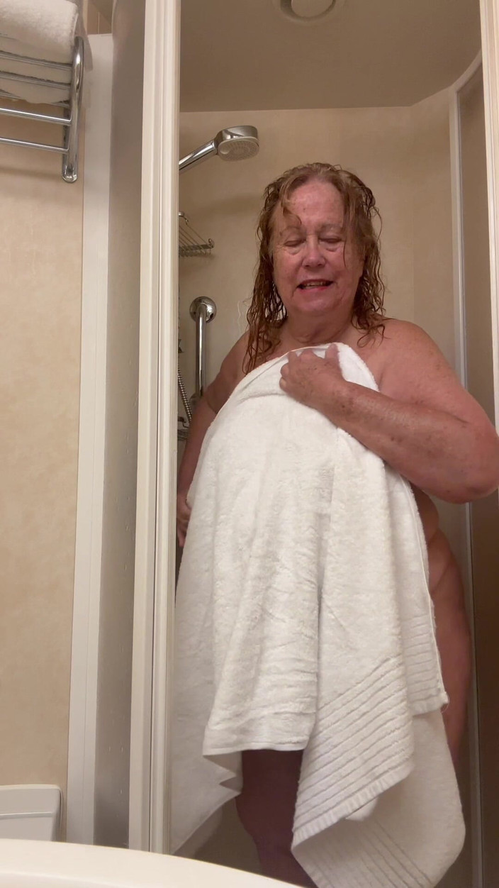 Big Ass 4 U: Бабушка принимает душ после того, как налила круглой округлый
