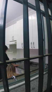 Comendo a Madrastra Na Cozinha Enquanto O Marido Corno Está No Quarto