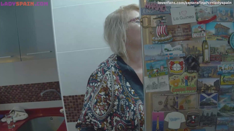 Lady Spain: Una donna matura tettona cucina la ricetta della sua stella
