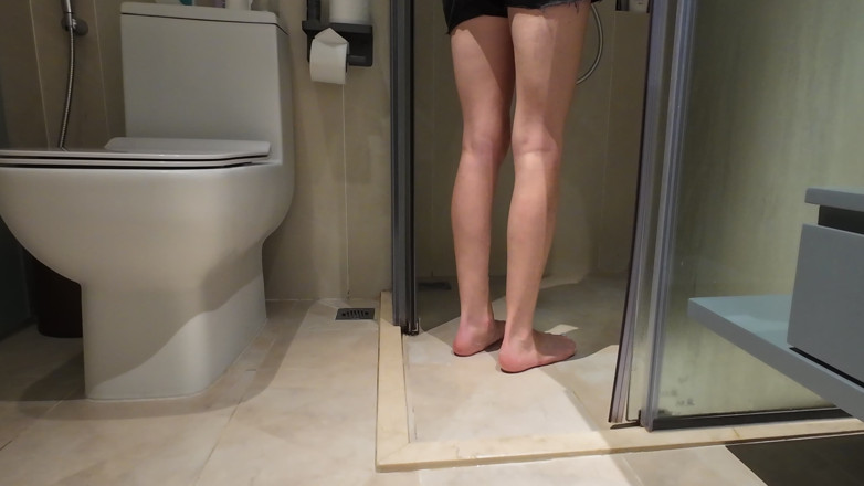 ScottishSweetie: Даючи моїм брудним смердючим ногам ретельне намилене миття, готове до того, щоб ти смоктав і поклонявся їй
