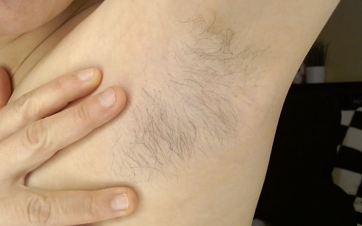 Abby Anna: ソフトロング脇の下の髪を撫でる