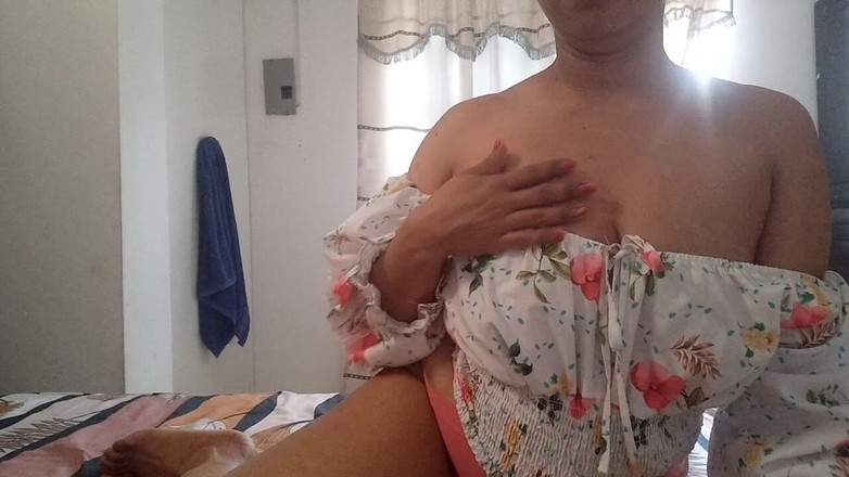 PATY PATY: Brunette geeft zichzelf een beetje plezier, echte amateur