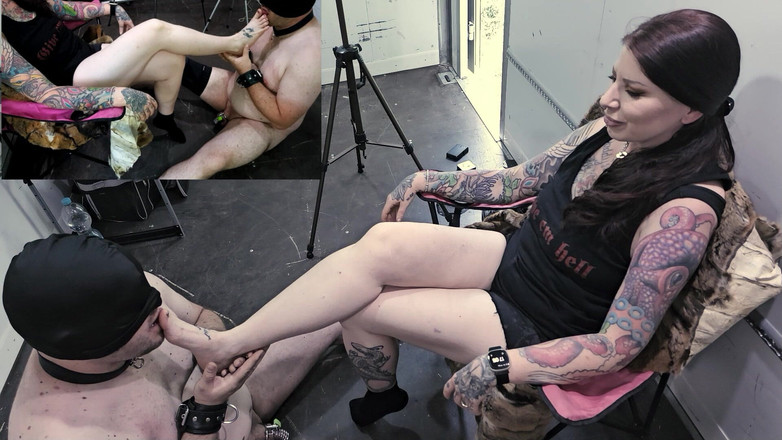 Femdom-Team-German: Il mio schiavo assoldato può massaggiarmi i piedi