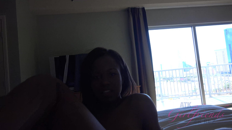 ATK Girlfriends: 她把美丽的微笑放在你的鸡巴上，并开始吮吸它