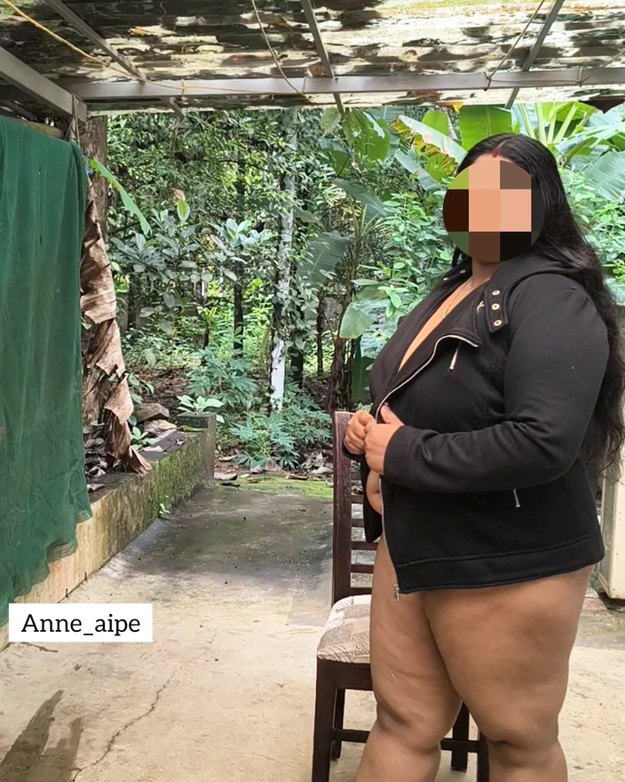 Anne Ipe: Chica india curvileña en chaqueta negra se desnuda completamente para...