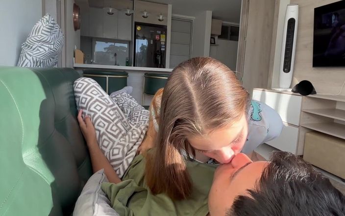 Petite Teen: Model yang suci mengongkek sepupu tirinya semasa teman lelakinya bekerja