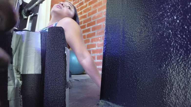 Isabel: Winziger mann im fitnessstudio