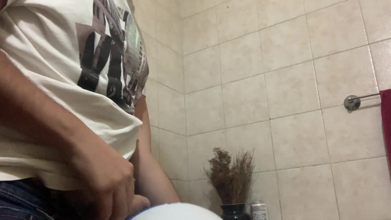 Inflatable Lovers: In the bathroom with a beach ball