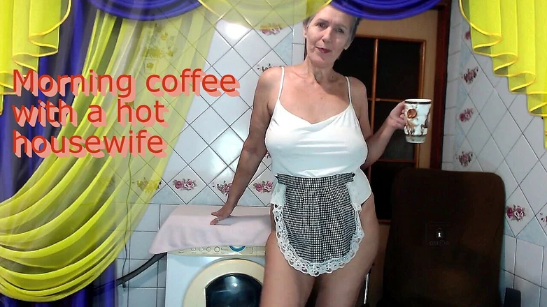 Lukerya: Café da manhã com uma dona de casa gostosa alegre...