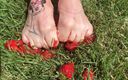 Euro Models: Füße zerquetschen erdbeeren in nahaufnahme