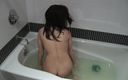 Perv Milfs n Teens: Julie szene - In einer badewanne mit einem großen klaren dildo -...