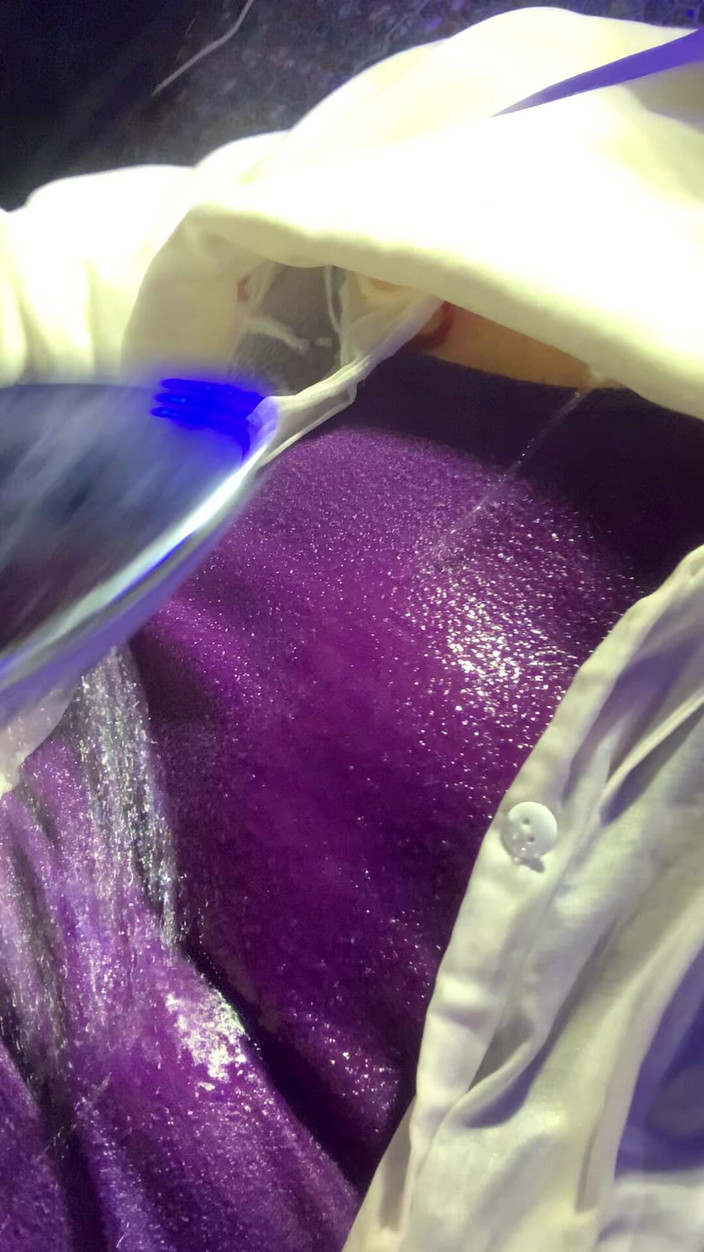 Alexa Cosmic: 在浴室里撸管和射精时弄湿我的衣服...穿着衣服的Wetlook。变性人湿衣服射精与淋浴...