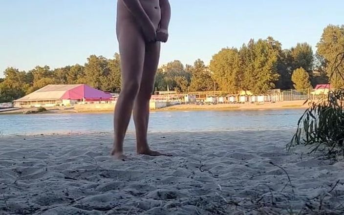 Wanker forever: Kerel pist, aftrekken en klaarkomen op het naaktstrand