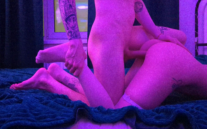 Anstralia: Con điếm đĩ la hét vì sung sướng và thề khi cô ấy đụ...