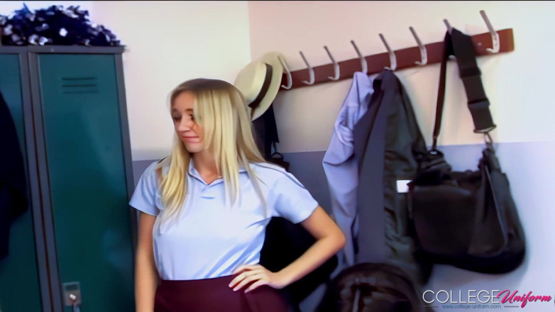 College Uniform: लॉकर रूम में Fiona G, hayley-marie की विशेषता है