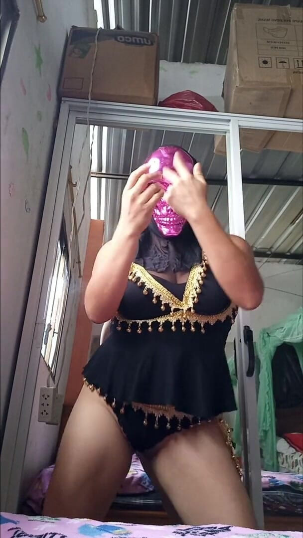 Martin13: अरब मॉडल कामुक नृत्य करती है