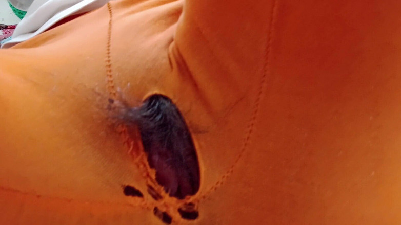 BW_Dolphin: Indisches mädchen arbeitet von zu hause mit loch in ihrer...