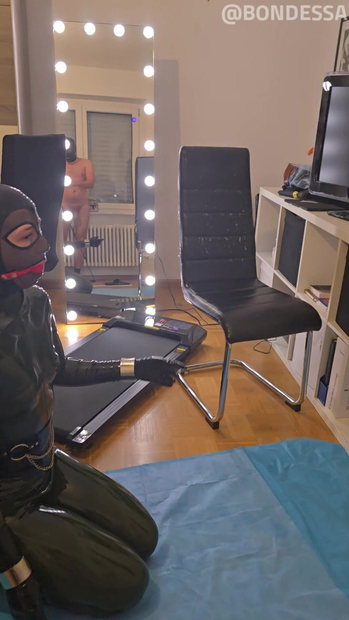 LillyLeather: La schiava in lattice imbavagliata cammina con i tacchi pony...