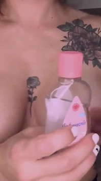 Těhotenský olej na prsou, masturbace a stříkání