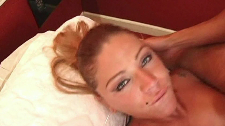 Shemale TS Collection: Blonde Slutty Tranny dostaje swój pierwszy tyłek jebanie od przyrodniego...