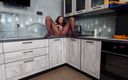 Pantyhose me porn videos: 熟女gilf Iris穿着黑色连裤袜在厨房里发情