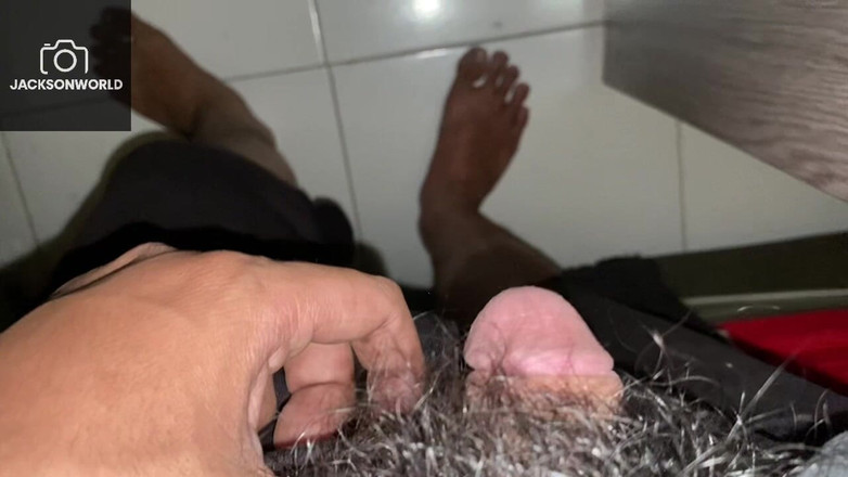 Jackson World: 더 이상 참을 수 없을 때까지 옷장 앞에서 자위하는 핫한 솔로 세션