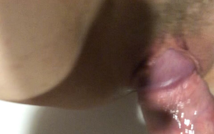 Hotwifekbh: 그녀의 젖은 보지에 따먹히는 마누라.