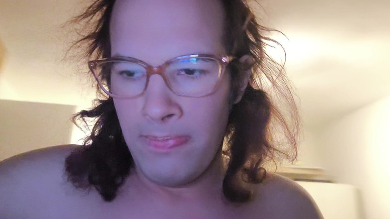 JanineLang: 裸でゴミを出しました(隣人にやられた)