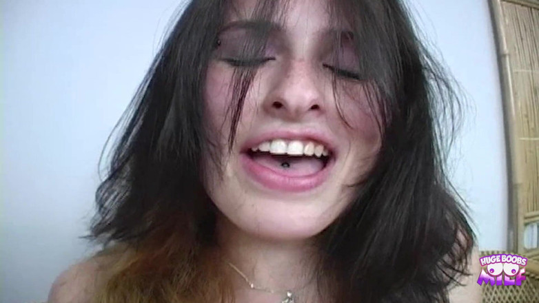 Huge Boobs MILF: Jazda faceta w kowboj Pozycja urocza brunetka przeżywa orgazm