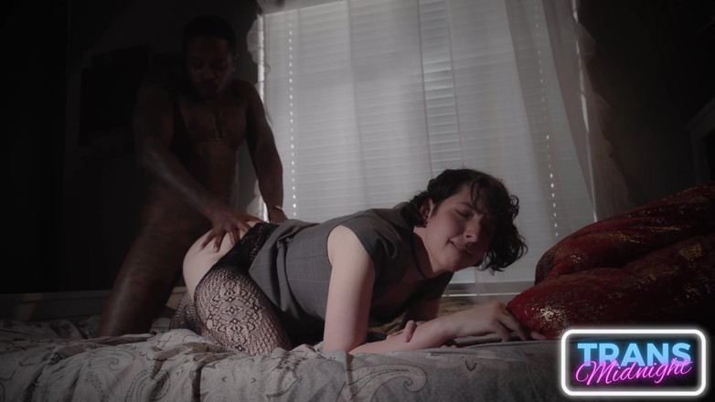 Trans Roommates: O transsexuală brunetă uimitoare în ciorapi, țâțe mici și o pulă frumoasă.