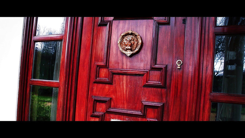 Onlyvids: 金发女郎呻吟，因为一个巨大的鸡巴从后面插入她的阴户