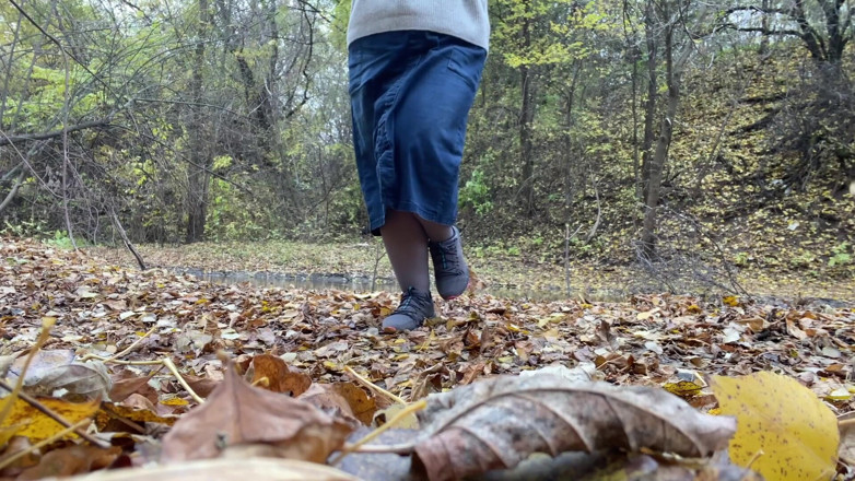 Elena: Kurvige MILF in einem langen rock pisst im autumn park.