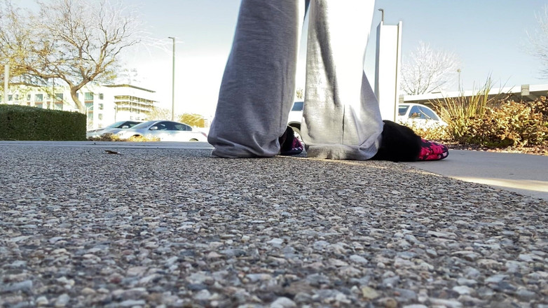 Tan feets: Tanfeet di luar selipar awam mengusik dengan kuku semula jadi