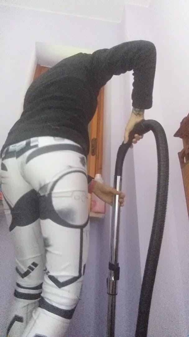 savannahamatoriale: It so Sexy Vacuumin!