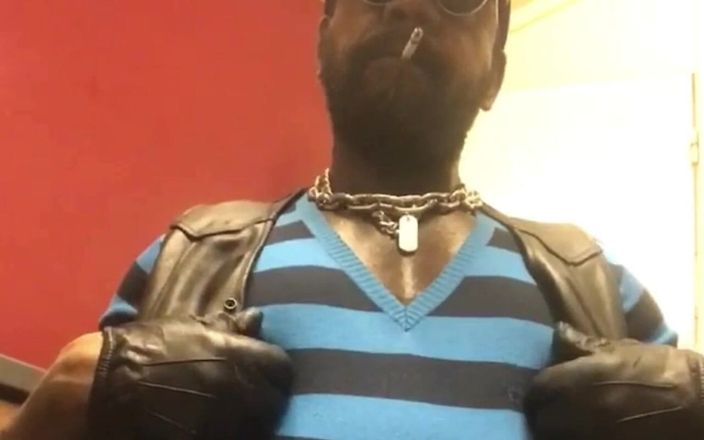Black smoking muscle stepdad: Lateks deri kauçuk ve kot pantolonlu siyah kas derlemesi