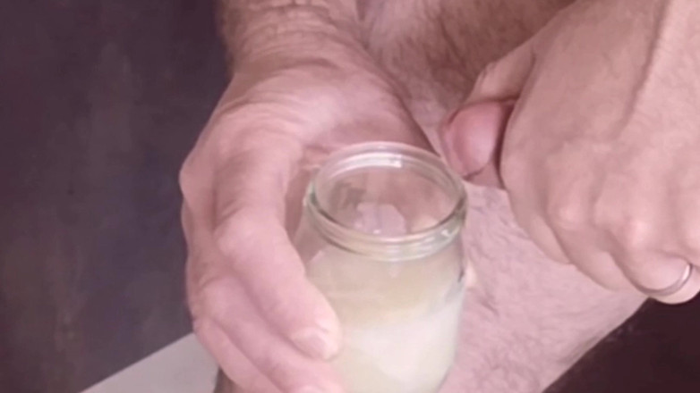 Cicci77: Cicci77 дрочить Педро, щоб виробляти і збирати останню сперму, щоб виготовити партію