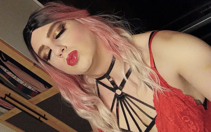 Zoeycdgirl: Want to get to know me?