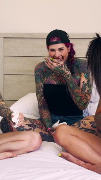 Trzy dziewczyny w nonstop kichanie fit: Mars Solo, Inked2plz, Andi Wild