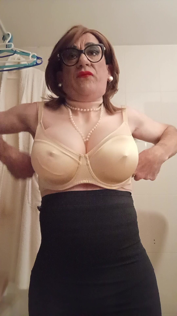 Yusti: Vistiéndome Frente Al Espejo