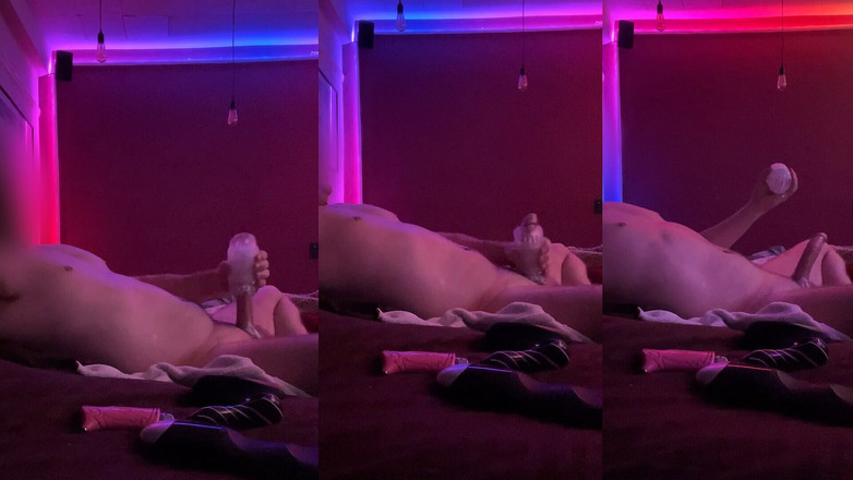 ScottyNaughty69: Guarda mentre sono sdraiato e carezza e sborro due volte!