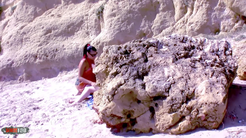 MMM100: Dwie gorące cipki liżą na plaży, aby przyciągnąć kutasy