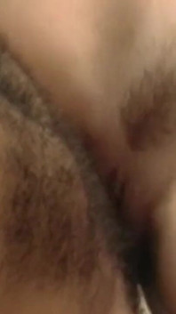 Orta yaşlı seksi kadın üçlü grup anal sikişiyor ve amını parmaklıyor çılgın