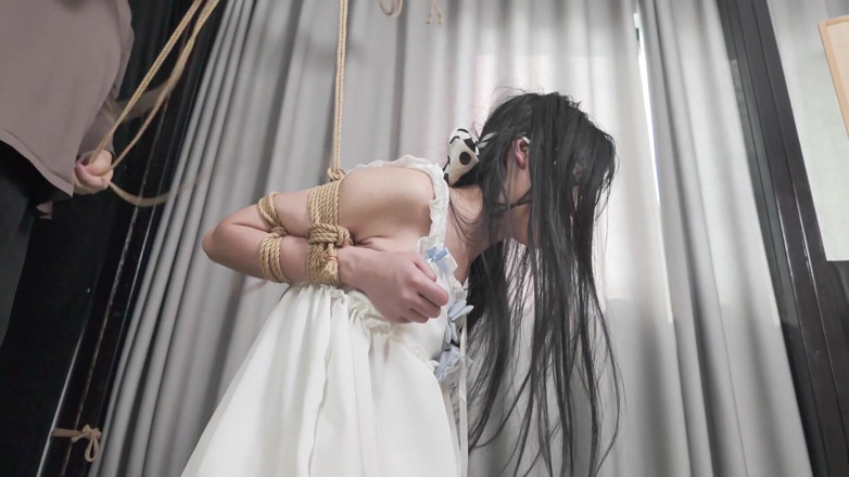 Aisan girl bondage: Xr24-a 흰색 옷과 흰색 스타킹을 입은 소녀가 전화를 끊고 본딩 간지럼증