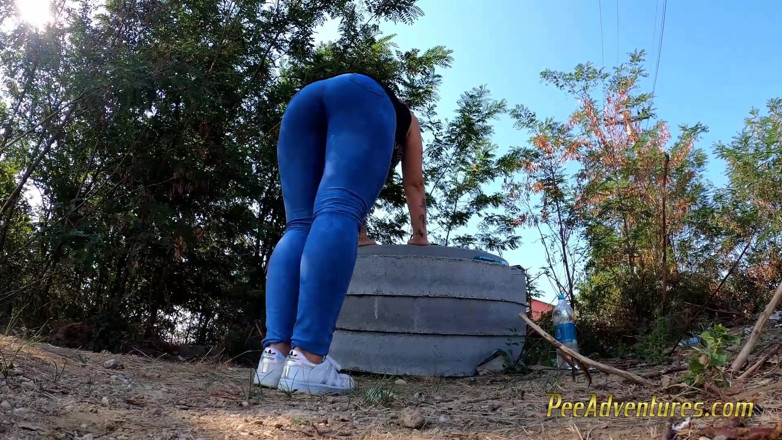 Pee Adventures: Fitness outdoor makes her pee in her collants