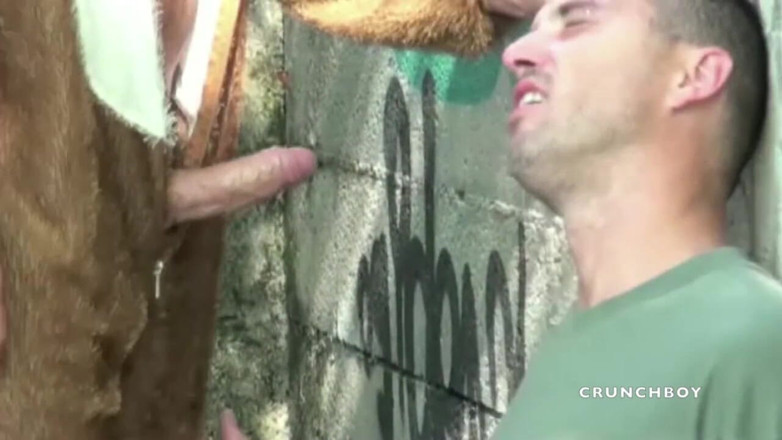 EXHIB BOYS: Parodie rigolote avec Isac utilisée par son ami habillé d'un...