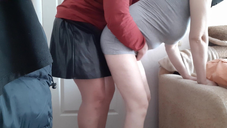 Lesbian-illusion: Ich habe meine stiefmutter übergebeugt, während niemand zu hause war und...