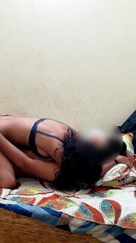 Bhabi sangat gemar memasukkan zakarnya ke dalam pepeknya