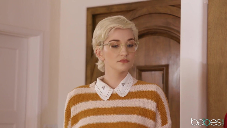 Babes: Babes - When Nerds a'ttac