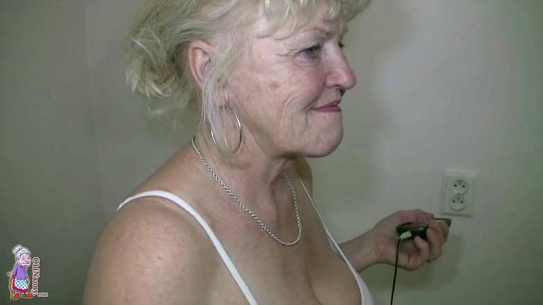 Old Nanny: Готова до ню-тренування